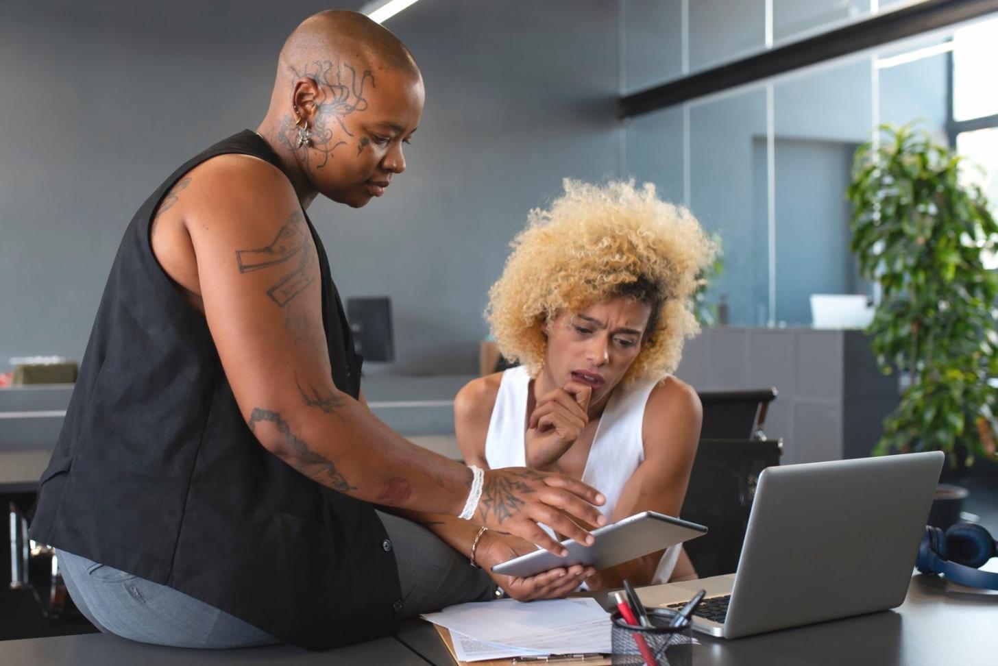 Espace de formation avec tablettes et documentation financière