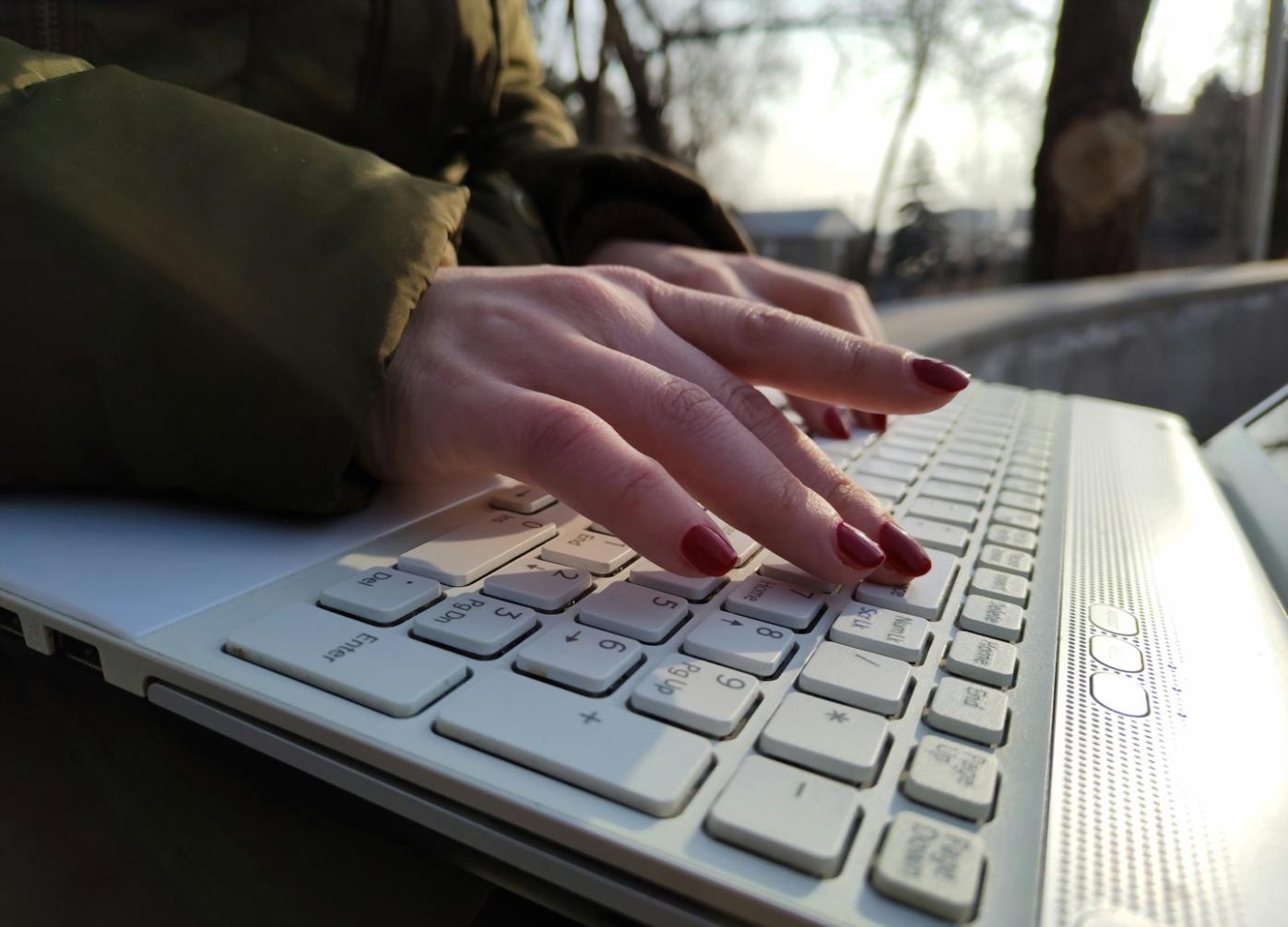 Session de travail sur ordinateur avec graphiques financiers